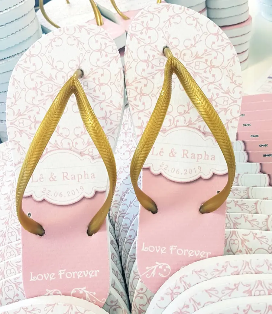 Chinelos personalizados cor-de-rosa com detalhes dourados, nomes Lê e Rapha e frase Love Forever.