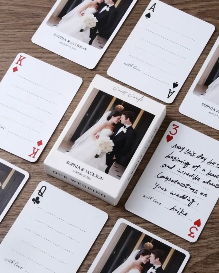 Baralho personalizado com fotos do casal, onde cada carta serve para mensagens escritas pelos convidados.