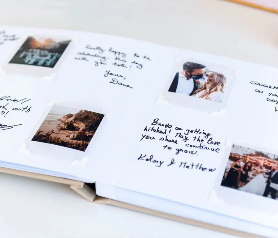 Livro de casamento aberto com fotos instantâneas e dedicatórias escritas pelos convidados.