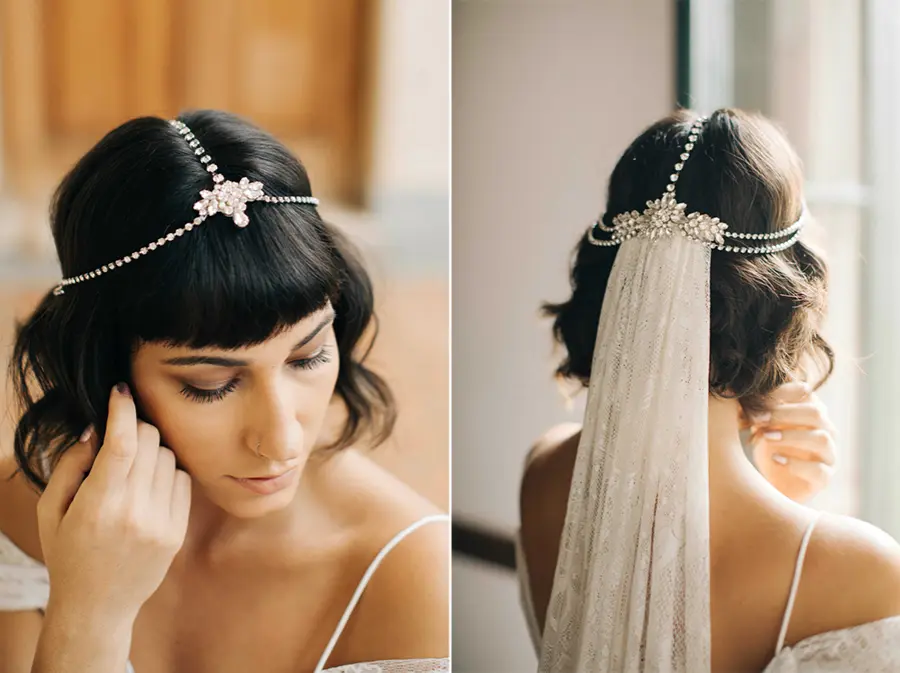 noiva de cabelo curto com franja, usando headpiece de pérolas e cristais preso a véu rendado, vista de frente e de costas