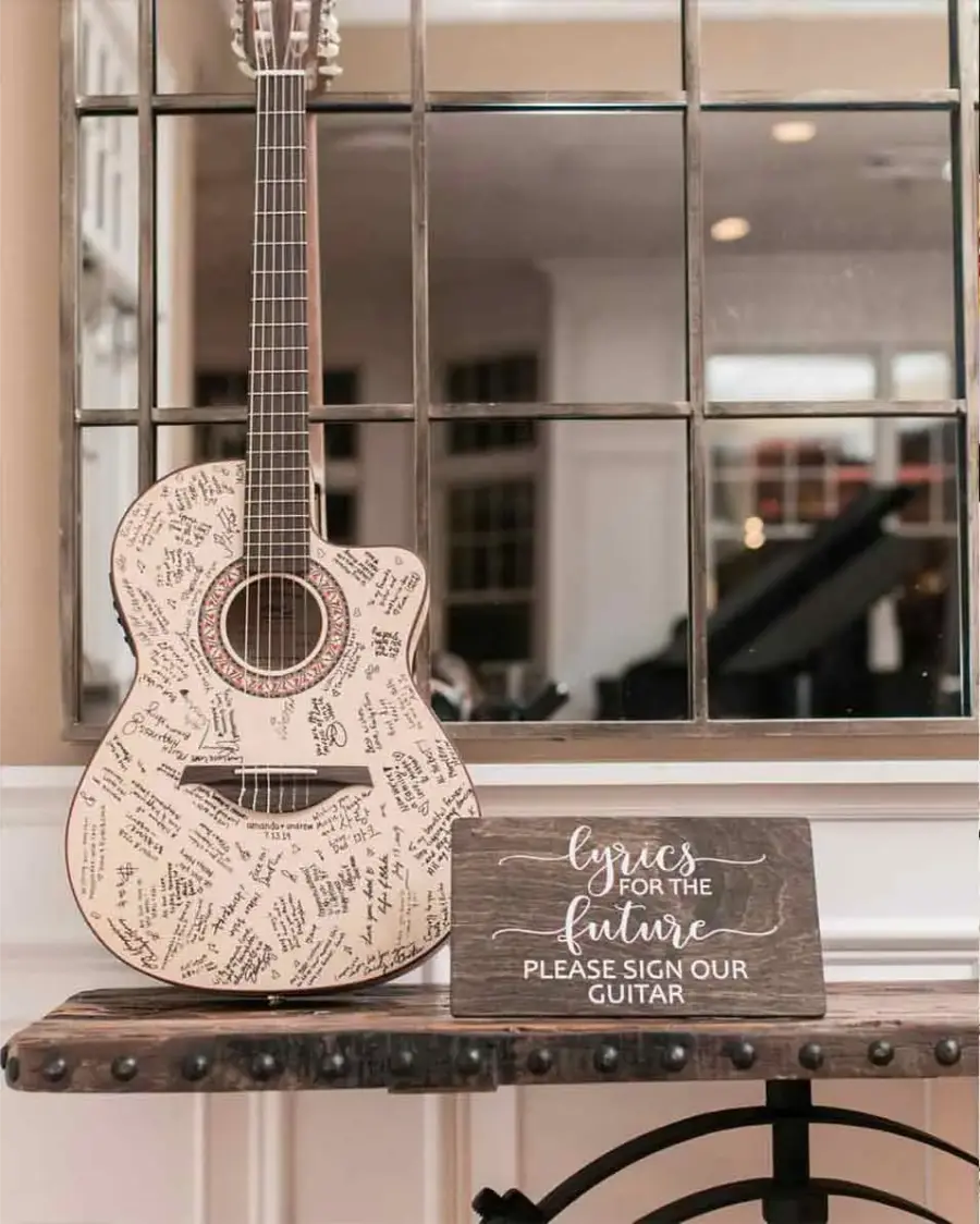 Violão assinado pelos convidados em casamento