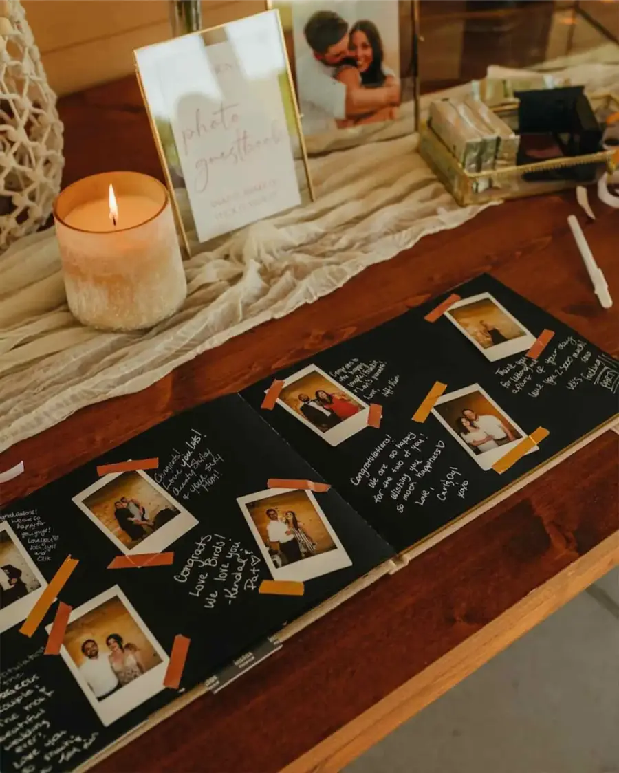 Álbum de casamento com fotos Polaroid coladas nas páginas pretas, acompanhadas de mensagens escritas pelos convidados.