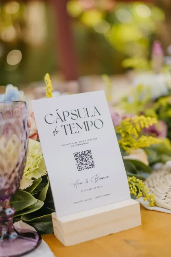 capa post: QR code da Cásula do tempo em mesa no casamento ao arlivre