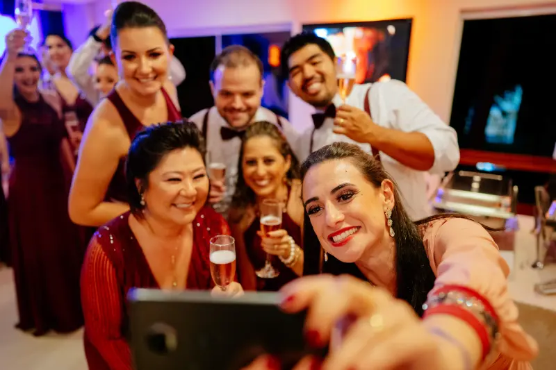 convidados de casamento tirando foto para Cápsula do tempo