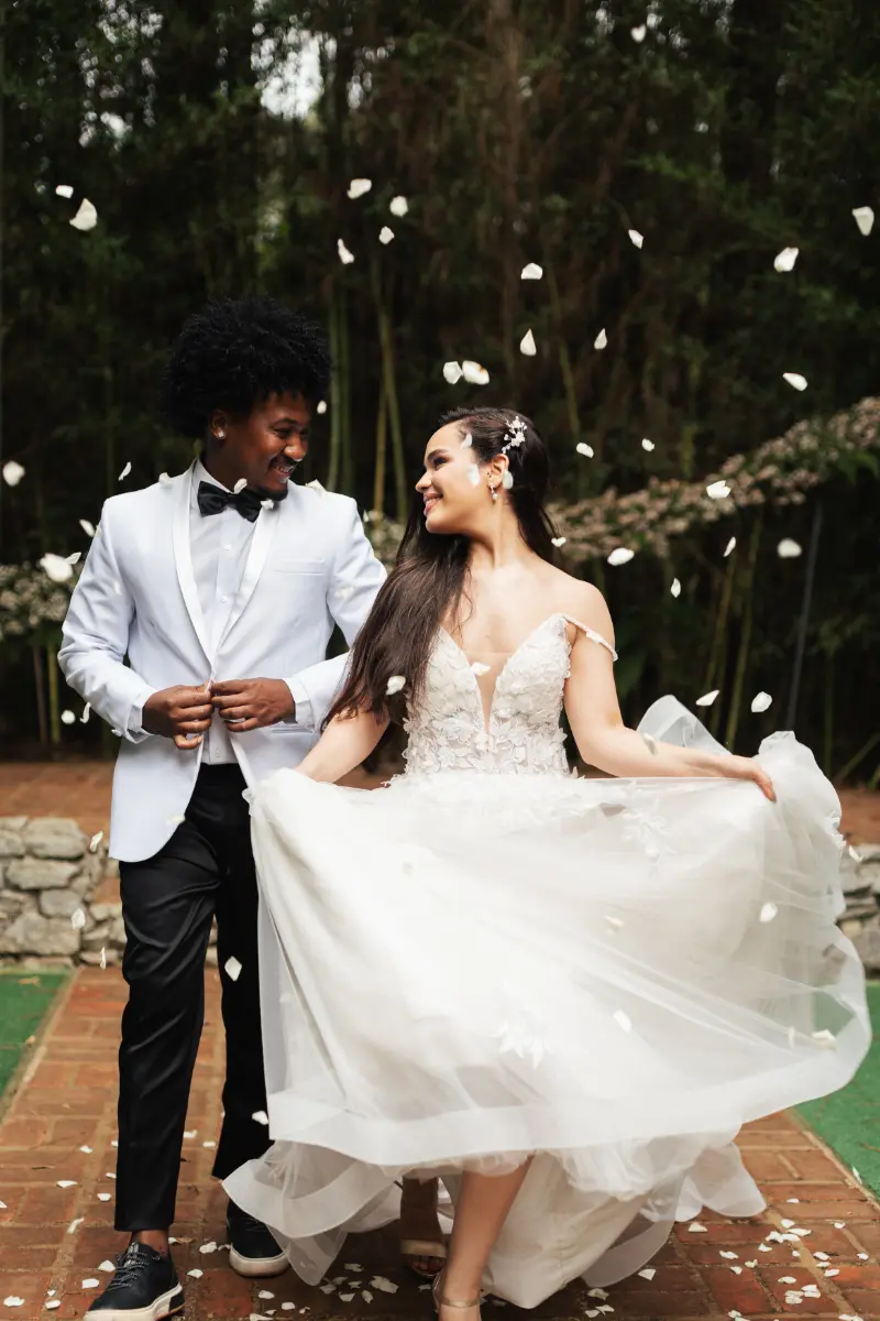  casal posando para foto  em La Foret