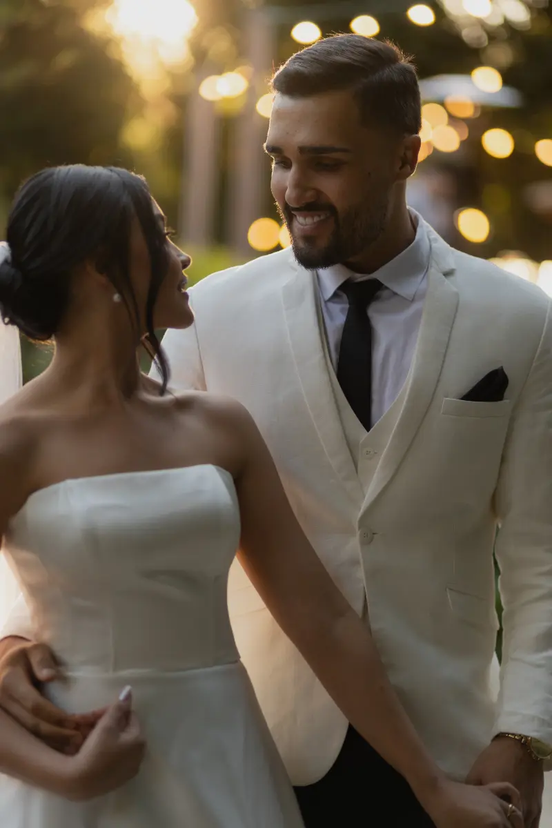  noivos se entreolhando no La Foret