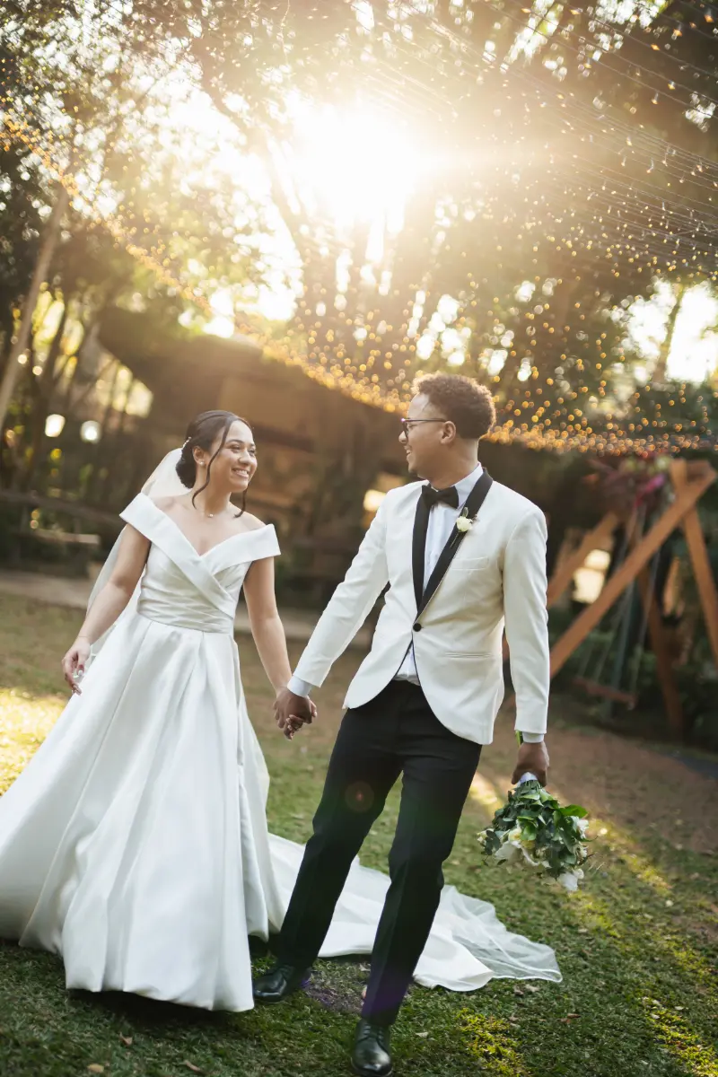 casal sorrindo um para o outro no La Foret
