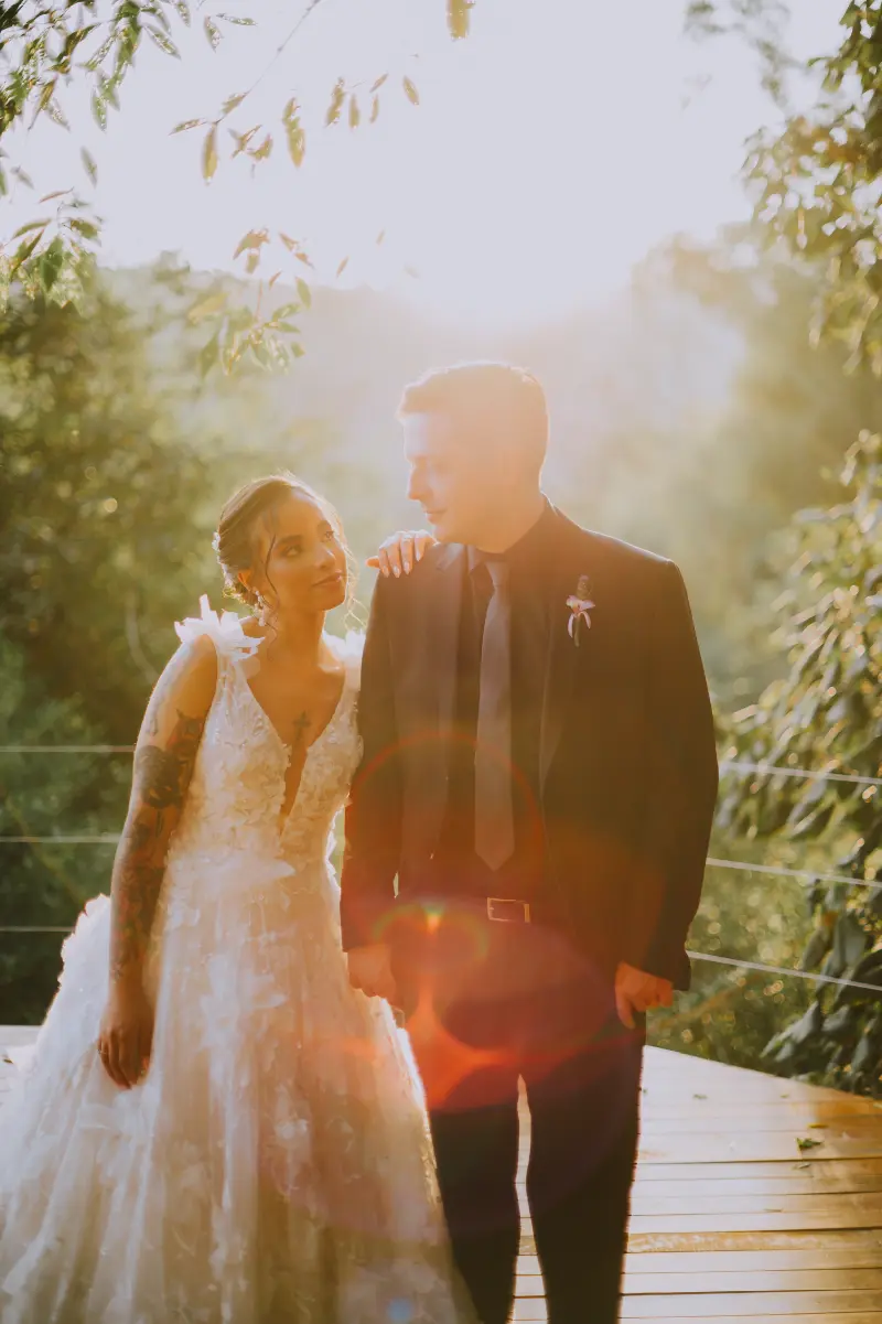  noivos de mãos dadas ao por do sol