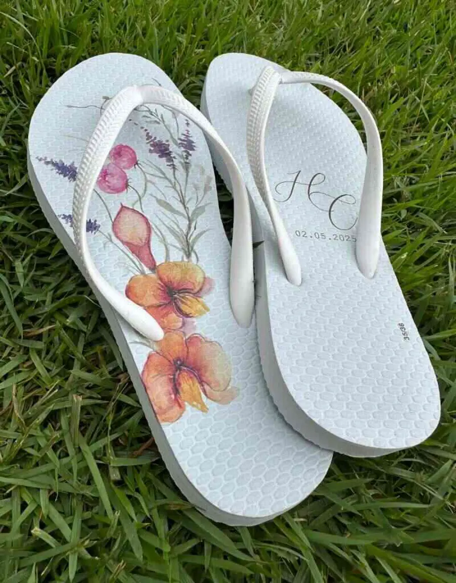 Chinelo personalizado branco com ilustração floral em aquarela e iniciais HC com data do casamento.
