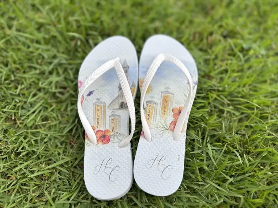 Chinelos personalizados brancos com arte em aquarela de igreja e flores, iniciais HC.