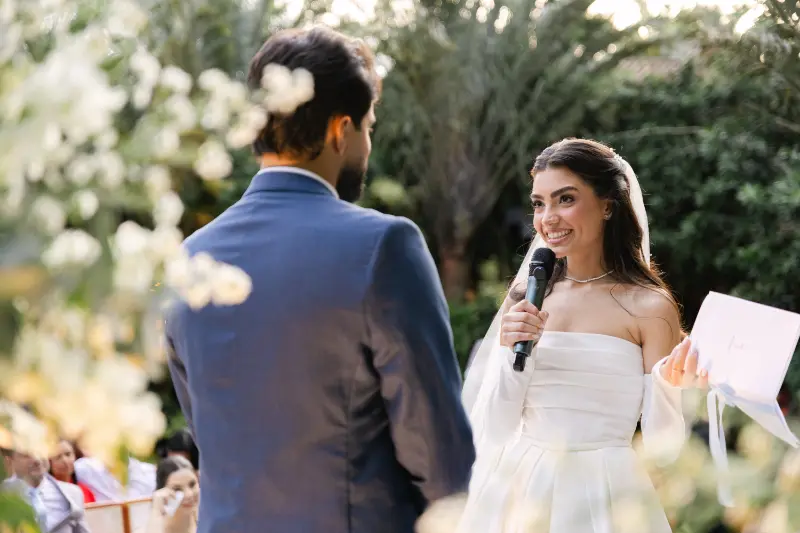 leitura dos votos de casamento em cerimônia ao ar livre