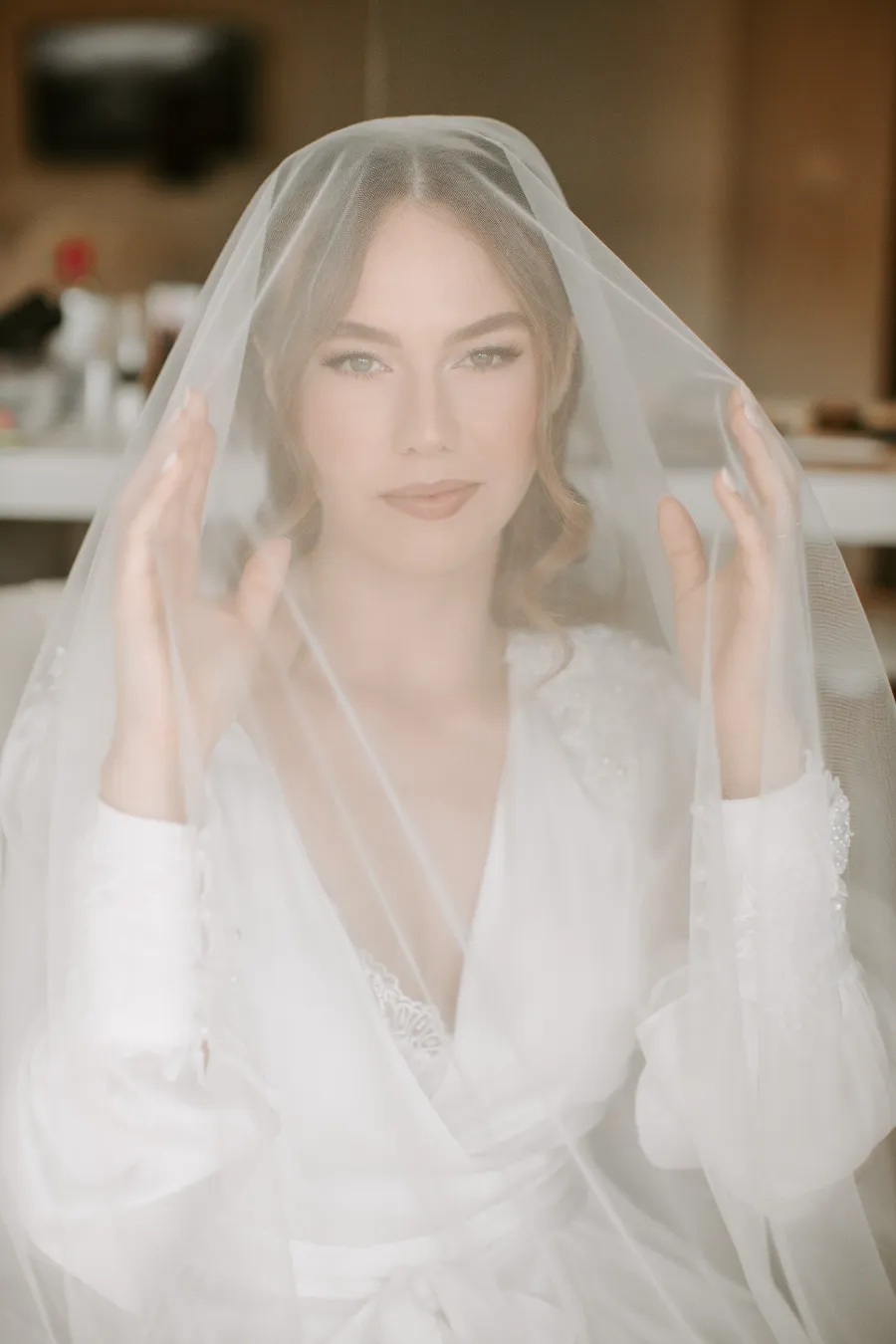 noiva com robe e véu