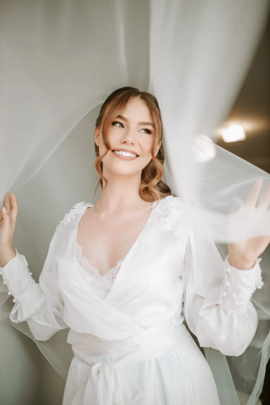 noiva com robe e véu