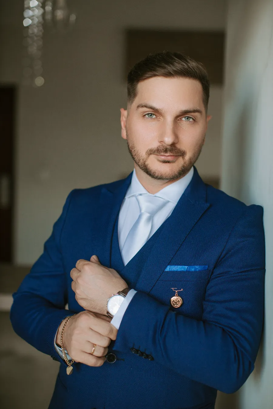 noivo com terno azul