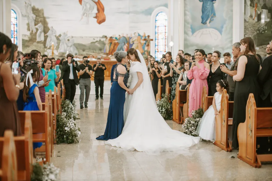 entrada da noiva com a mãe