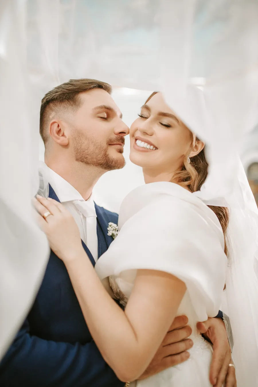 noivos sob véu