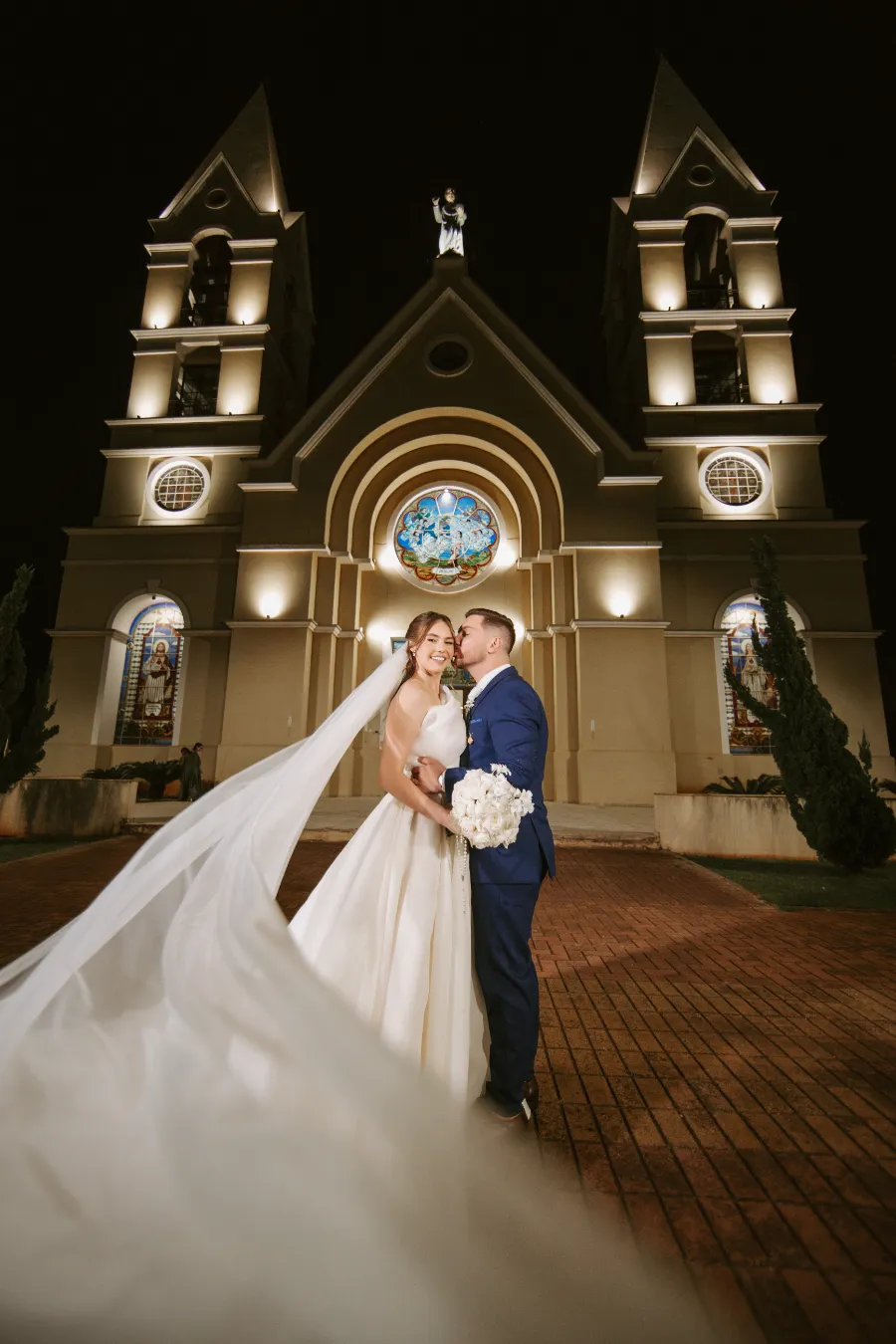 noivos na frente da igreja