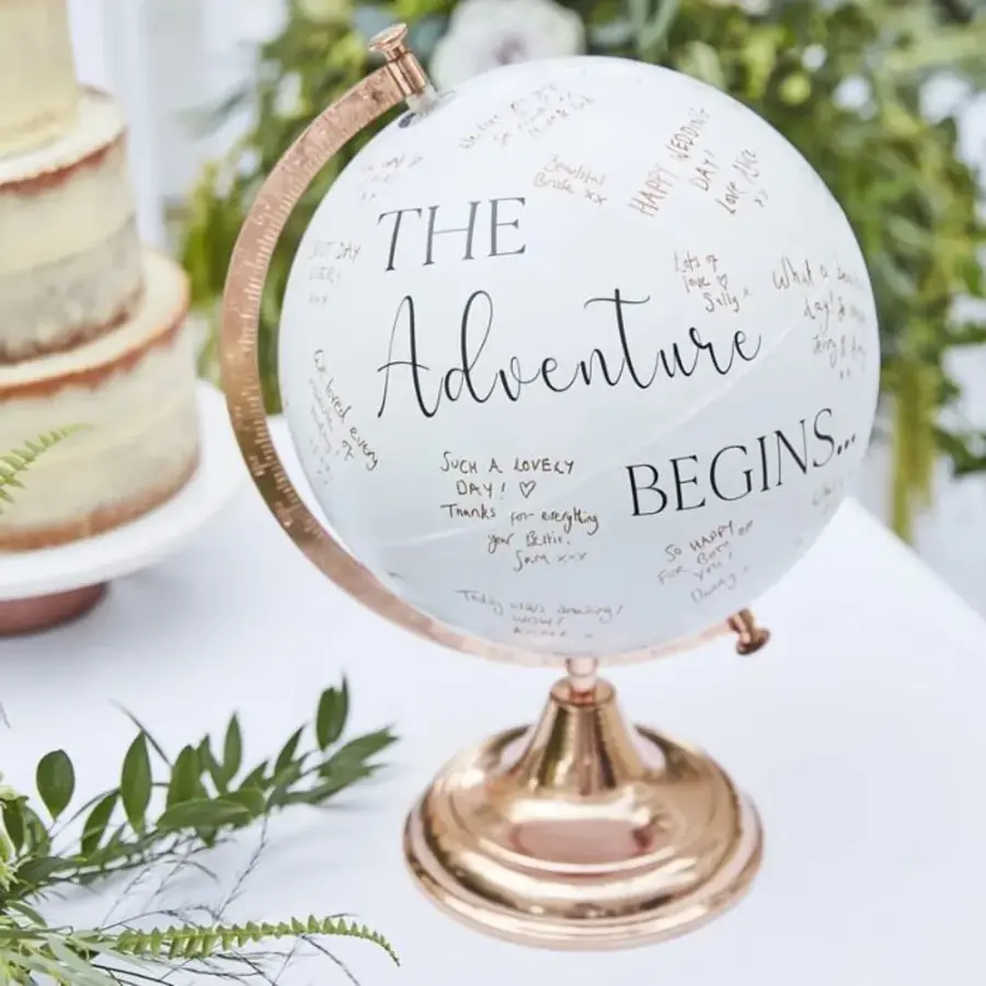 Globo decorativo com mensagens escritas por convidados em casamento.