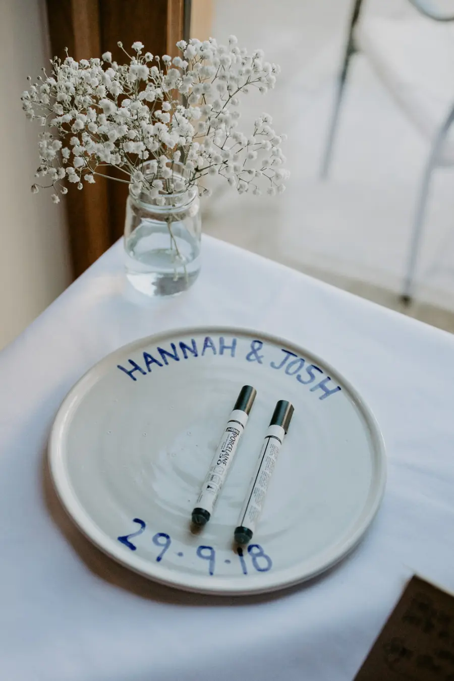 Prato de porcelana personalizado com nomes dos noivos e espaço para convidados assinarem no casamento.