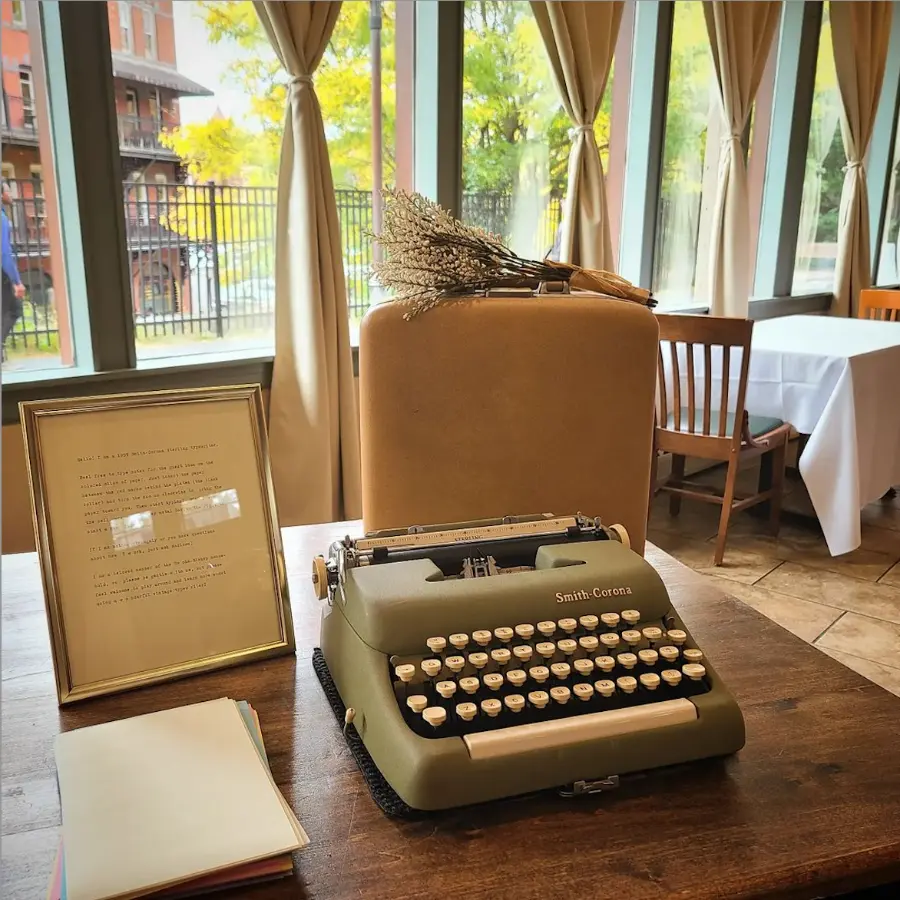 Máquina de escrever vintage em mesa de casamento para convidados deixarem mensagens no lugar do livro de assinaturas tradicional.