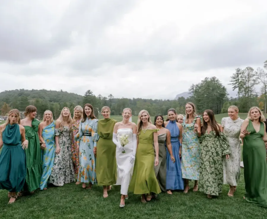 Noiva e madrinhas com vestido de festa