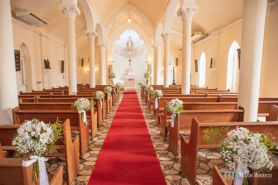 interior de capela para casamento decorado com tapete vermelho