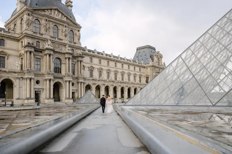 casal no museu do Louvre em Paris