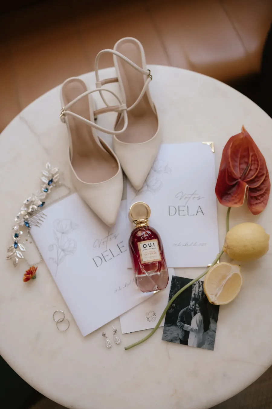 sandalia ao lado de perfume e caderno de votos