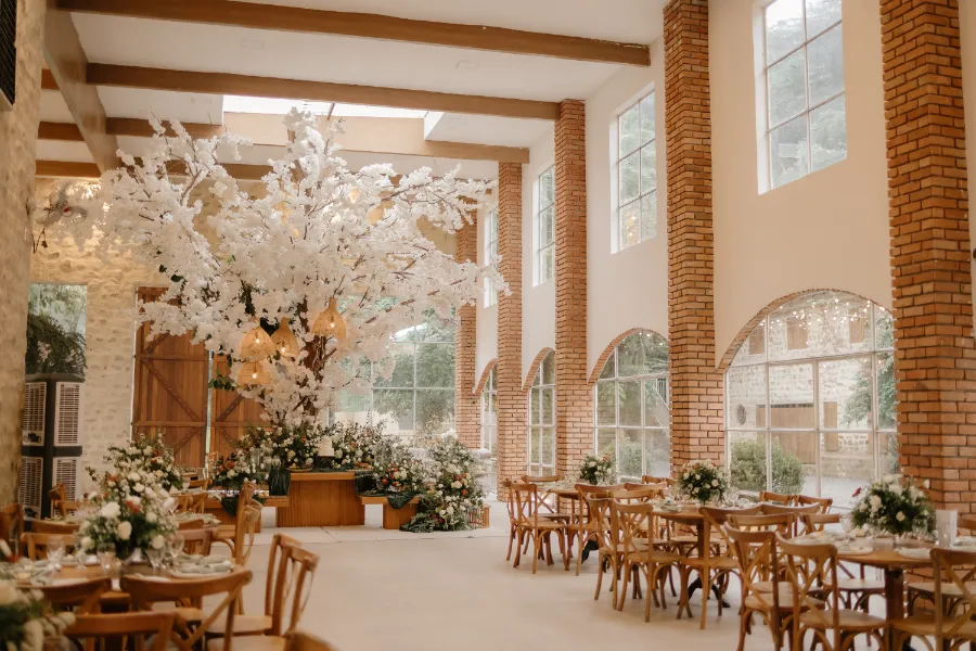 salão decorado com árvore com flores brancas