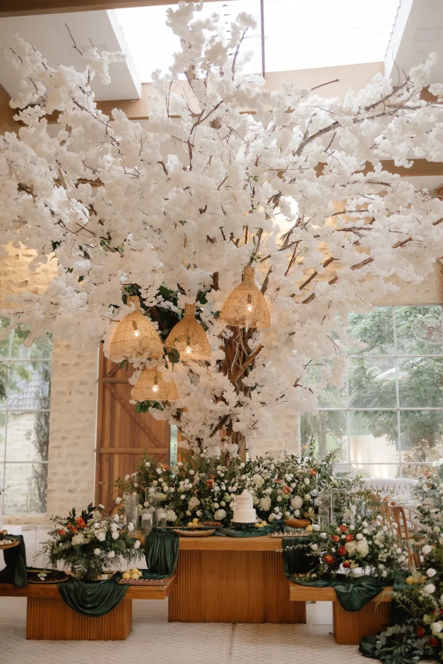 salão decorado com árvore com flores brancas