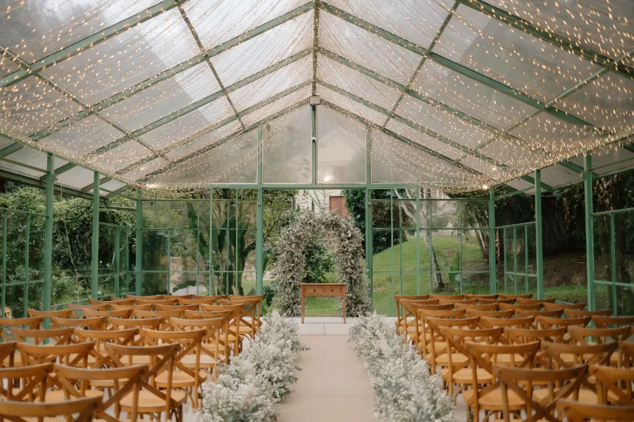 espaço para casamento decorado com flores brancas e luzinhas