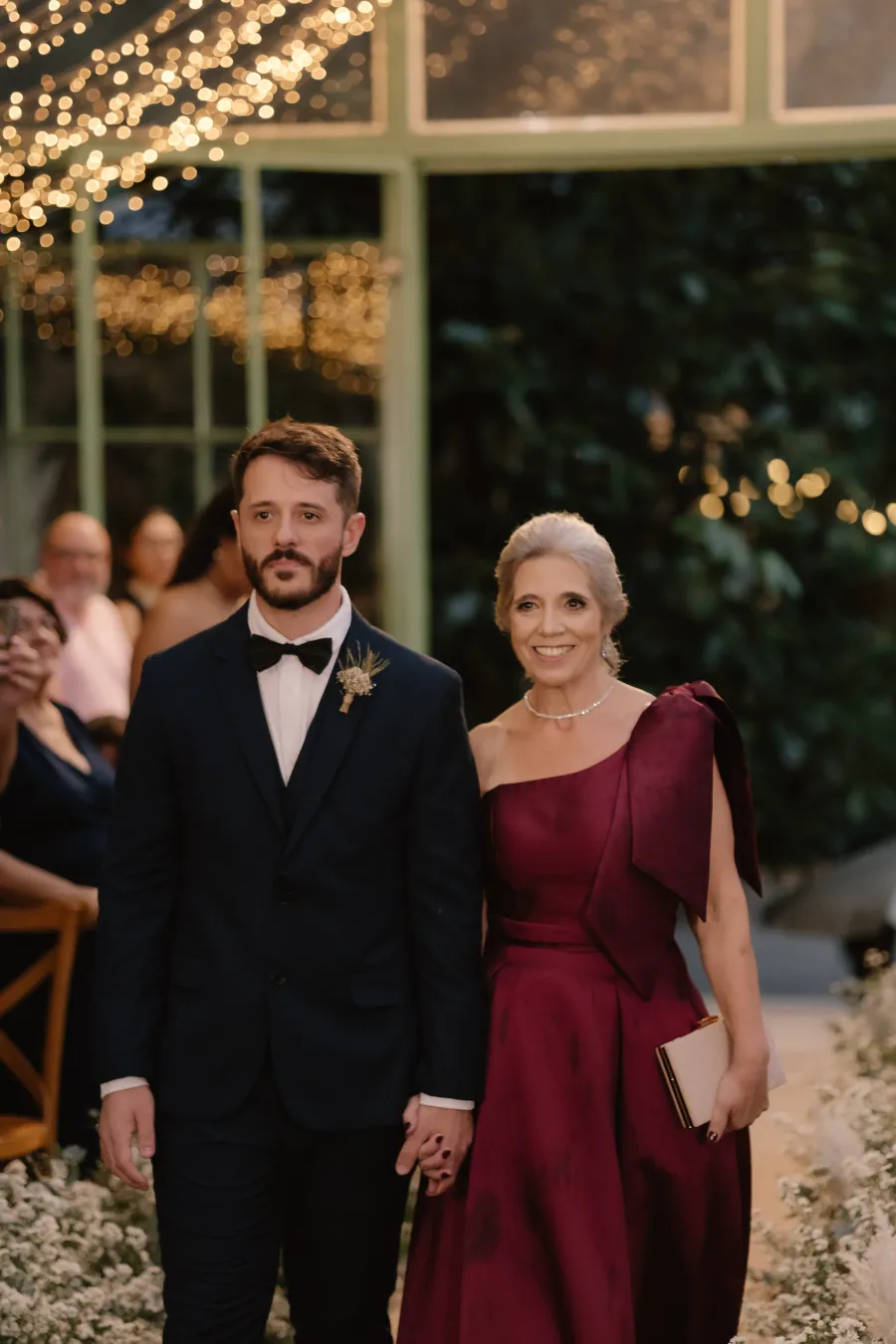 entrada do noivo ao lado de mãe com vestiod marsala