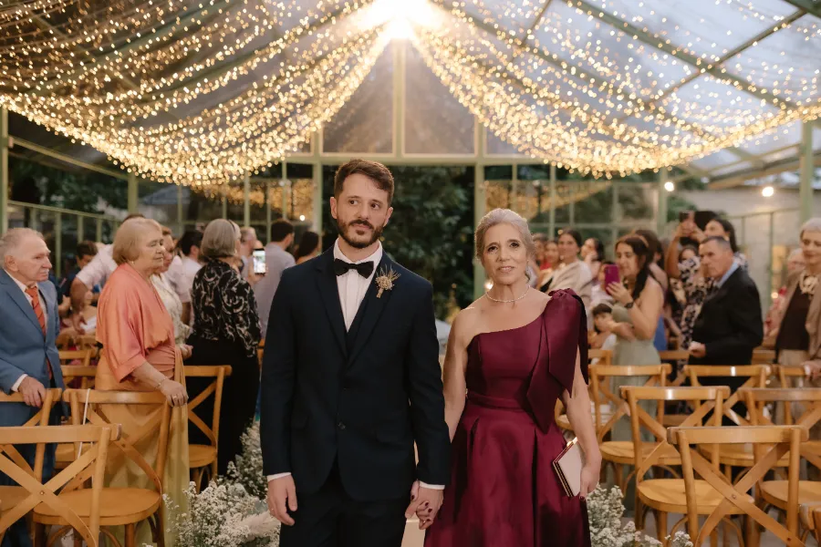 entrada do noivo ao lado de mãe com vestiod marsala