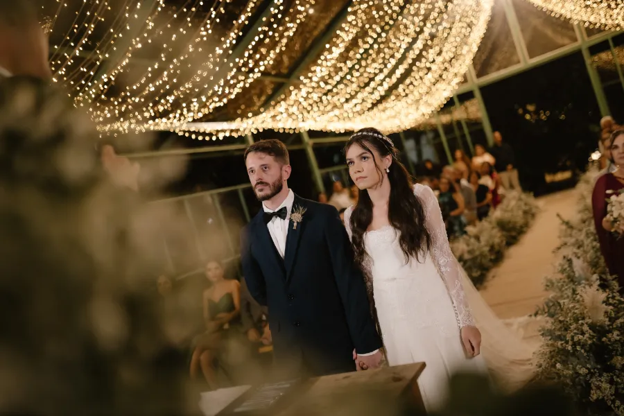 noivos na cerimonia de casamento