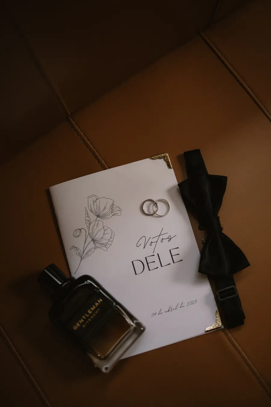 caderno de votos perfume e aliança e gravata borboleta