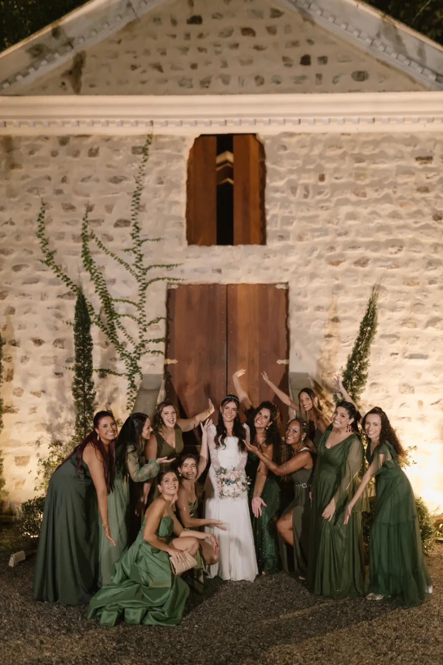 noiva ao lado de madrinhas