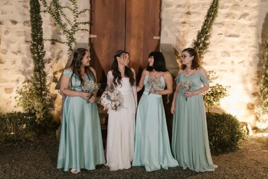 noiva ao lado de demoiselles de verde