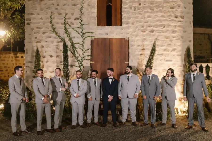 noivo ao lado de padrinhos