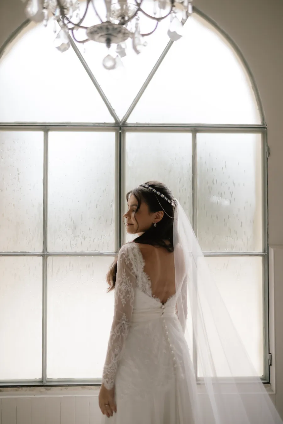 mulher com vestido de noiva e véu longo