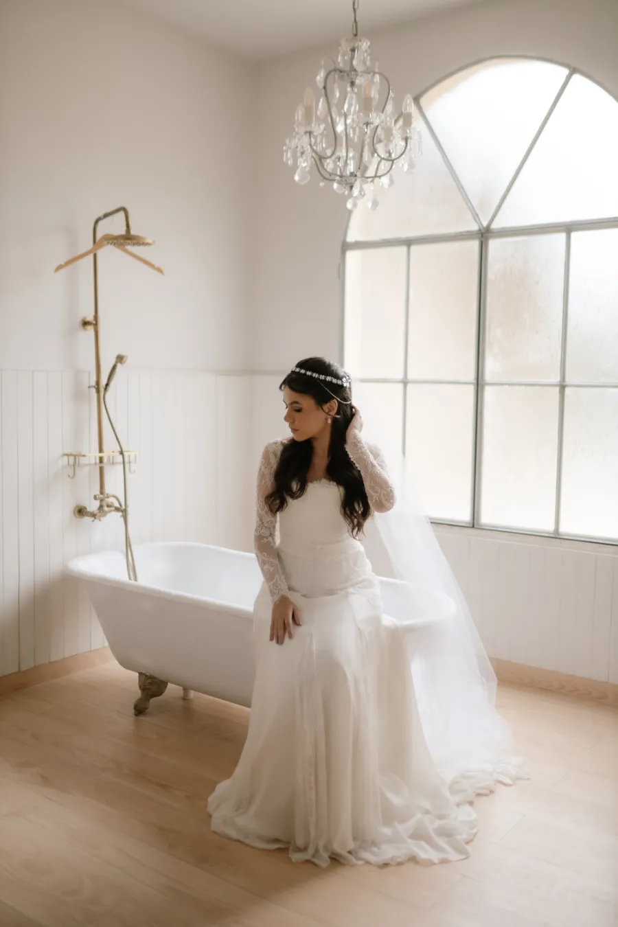 mulher com vestido de noiva sentada na banheira