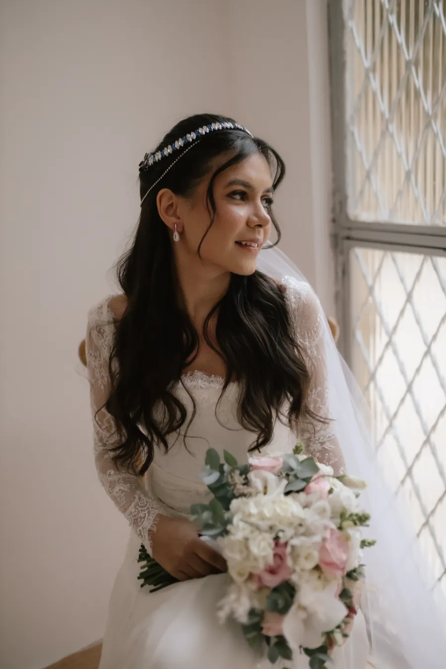 mulher com vestido de noiva com buque