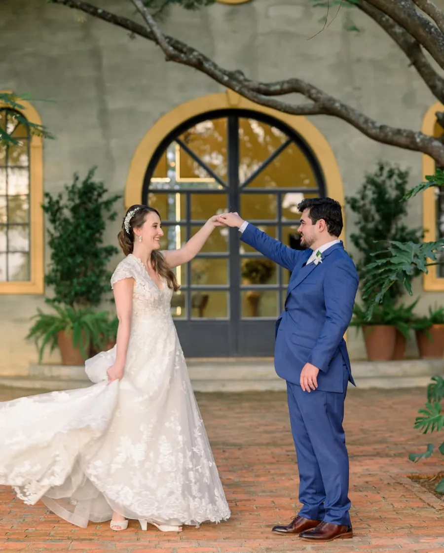 noivos dançando em casamento elegante