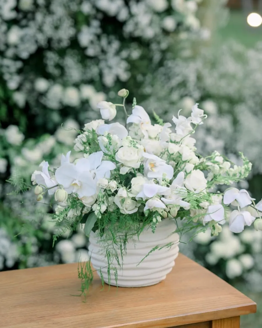 vaso com flores brancas para casamento
