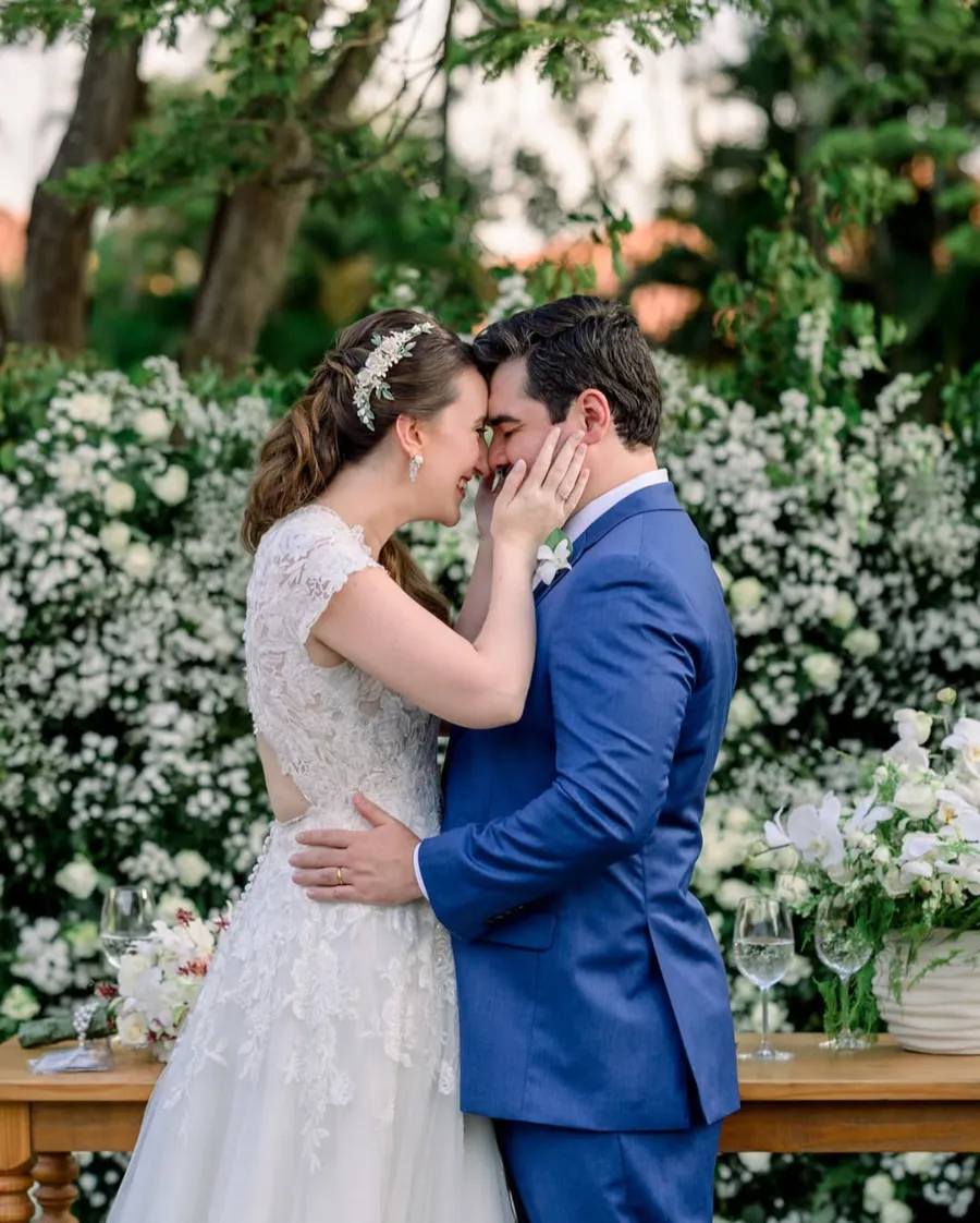 noivos abraçados em casamento elegante