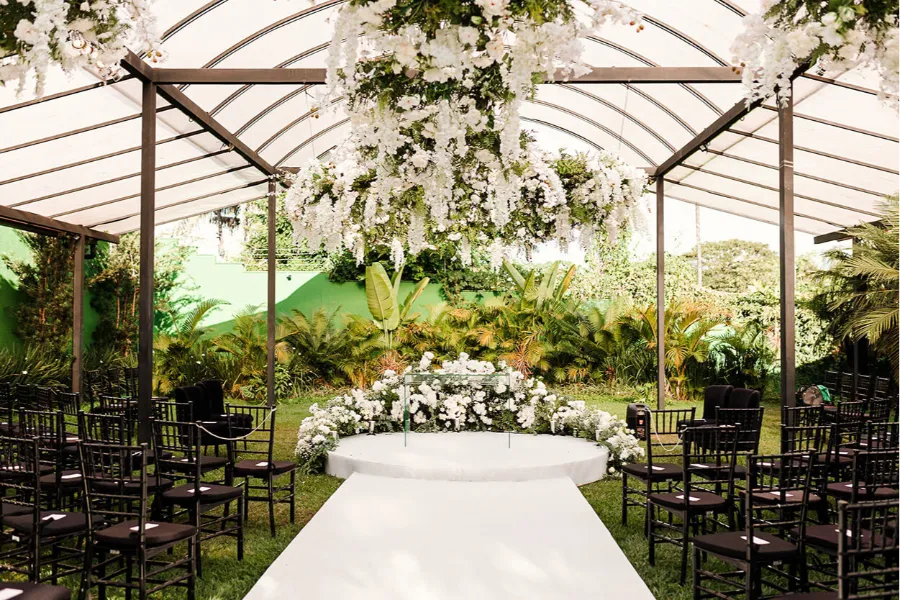 altar moderno em decoração de casamento elegante