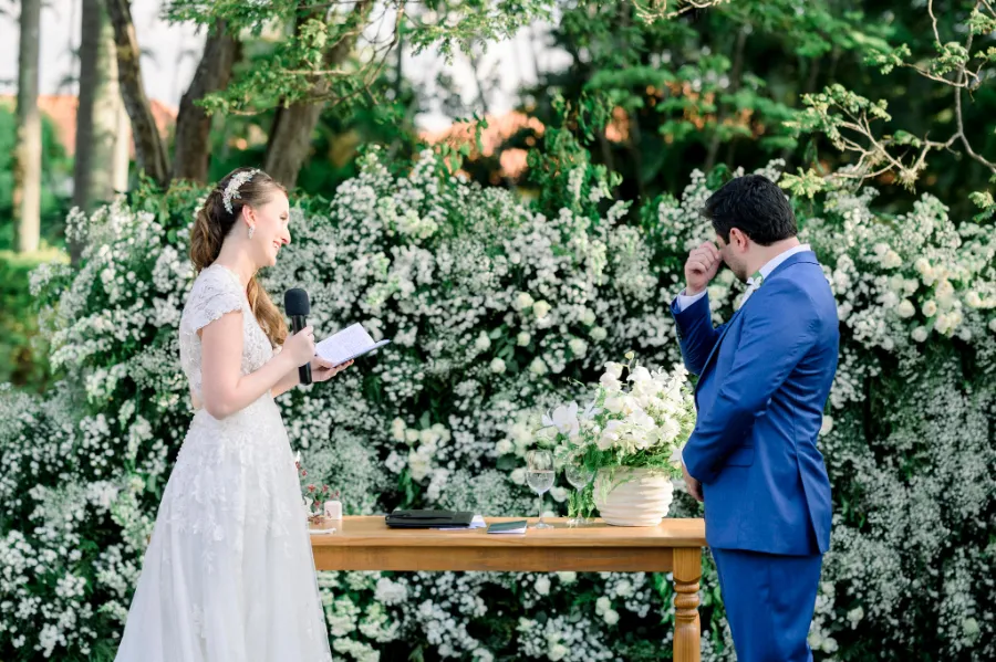 noivos na cerimonia elegante