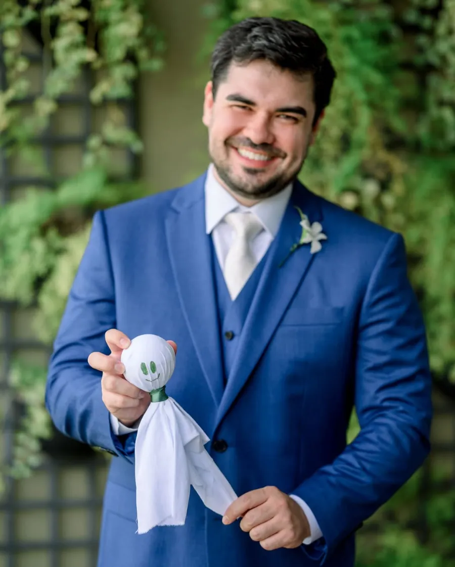 noivo com terno azul