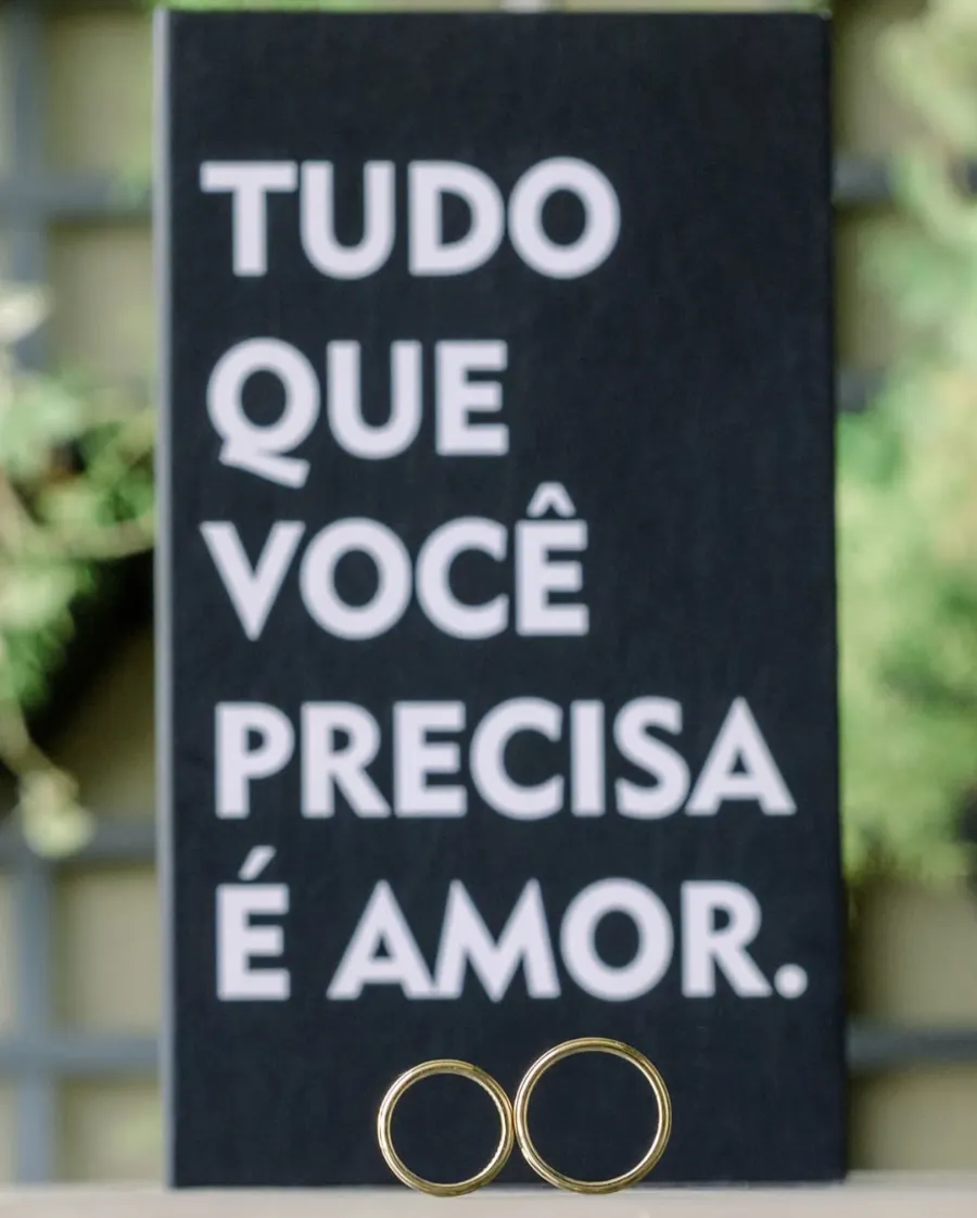 alianças na frente de painel decorativo