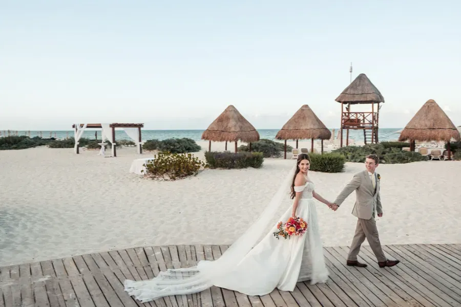 casal de mãos dadas após casamento em resort all inclusive