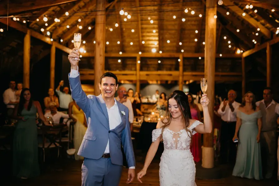 noivos brindando em casamento no resort